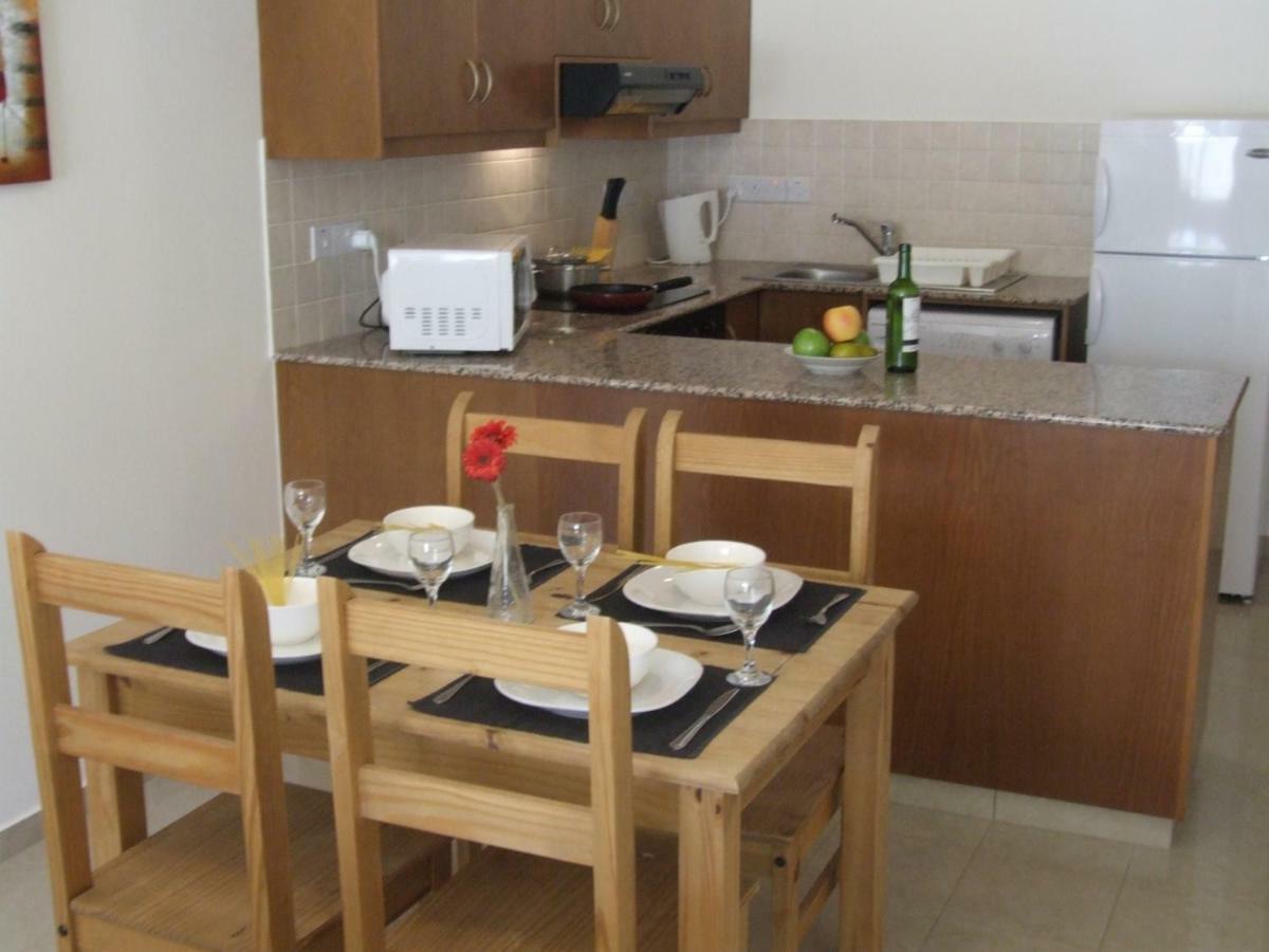 2 Bedroom Poolside Apartment E9 Peyia Exterior photo